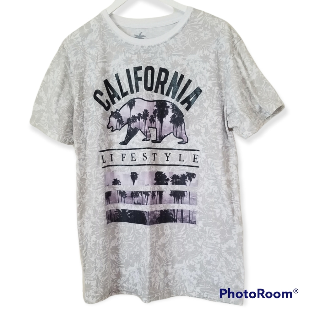 Bundle of two Vibes California/Hustle tshirt size Large